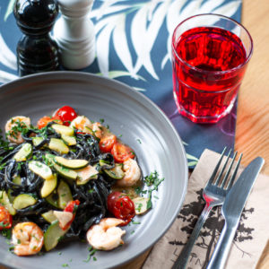 Czarny makaron z krewetkami