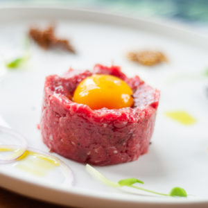 Tradycyjny tatar z mięsa wołowego