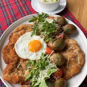 Sznycel wieprzowy z jajkiem sadzonym